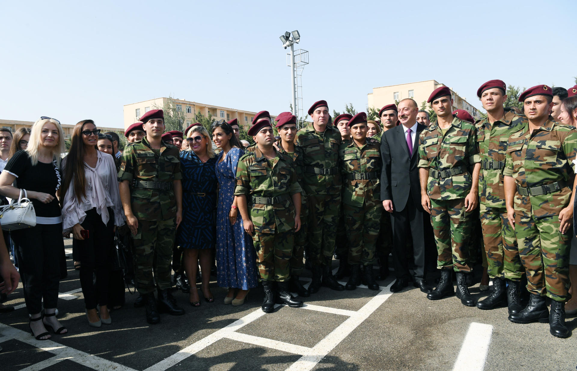 Президент Ильхам Алиев и Первая леди Мехрибан Алиева приняли участие в церемонии принятия присяги молодыми солдатами Службы государственной безопасности Азербайджана (ФОТО)