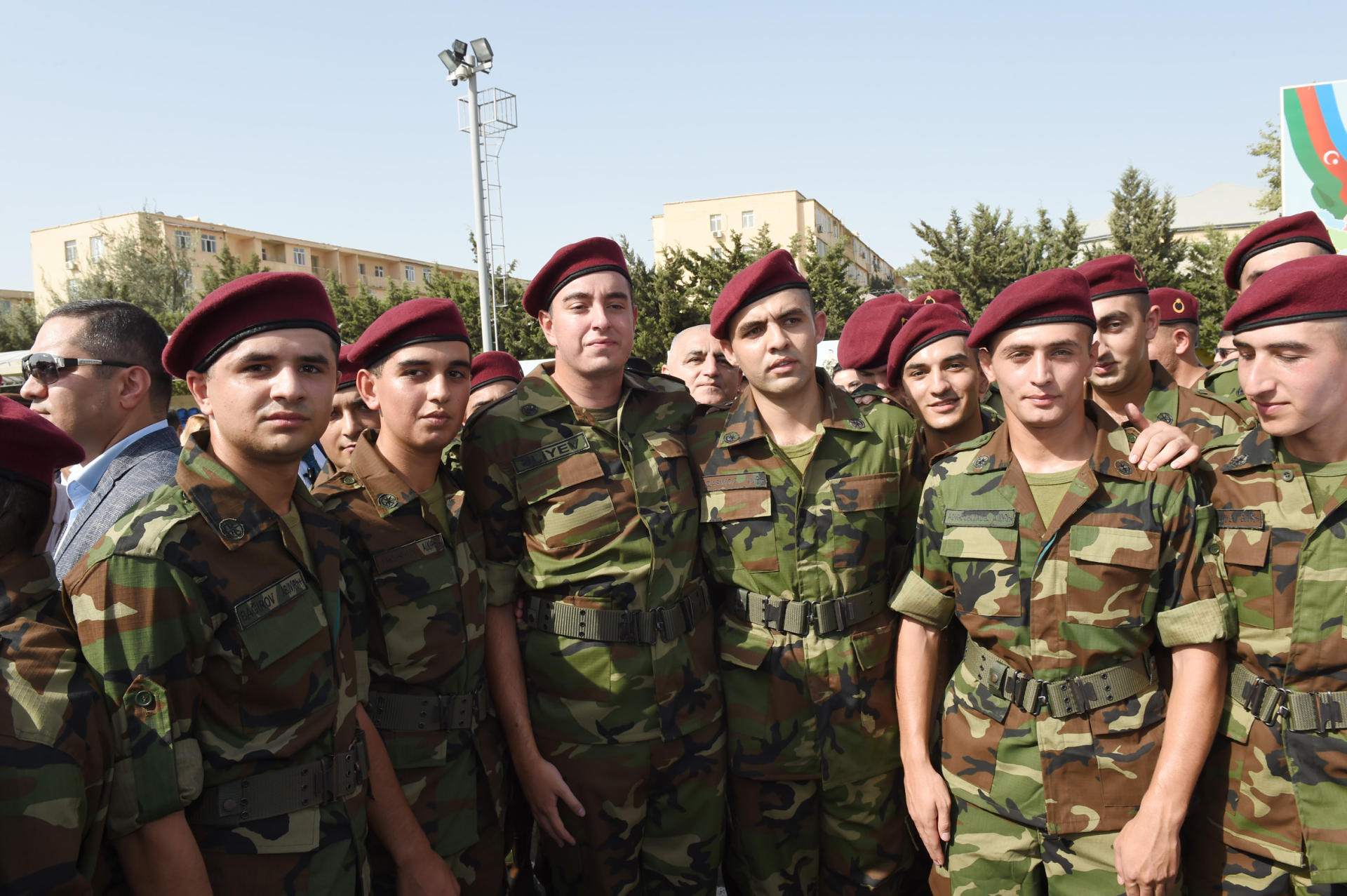 Президент Ильхам Алиев и Первая леди Мехрибан Алиева приняли участие в церемонии принятия присяги молодыми солдатами Службы государственной безопасности Азербайджана (ФОТО)