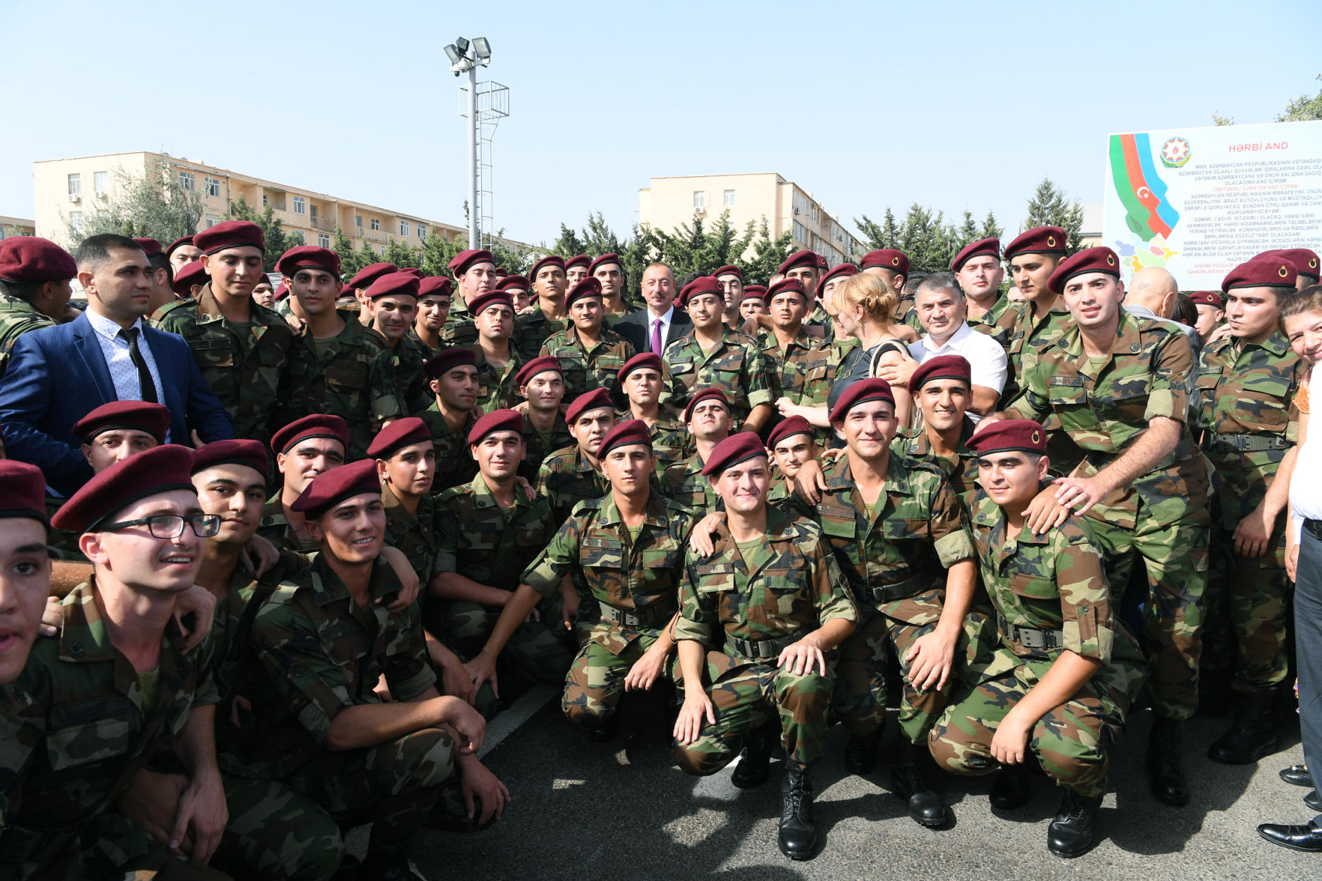 Президент Ильхам Алиев и Первая леди Мехрибан Алиева приняли участие в церемонии принятия присяги молодыми солдатами Службы государственной безопасности Азербайджана (ФОТО)