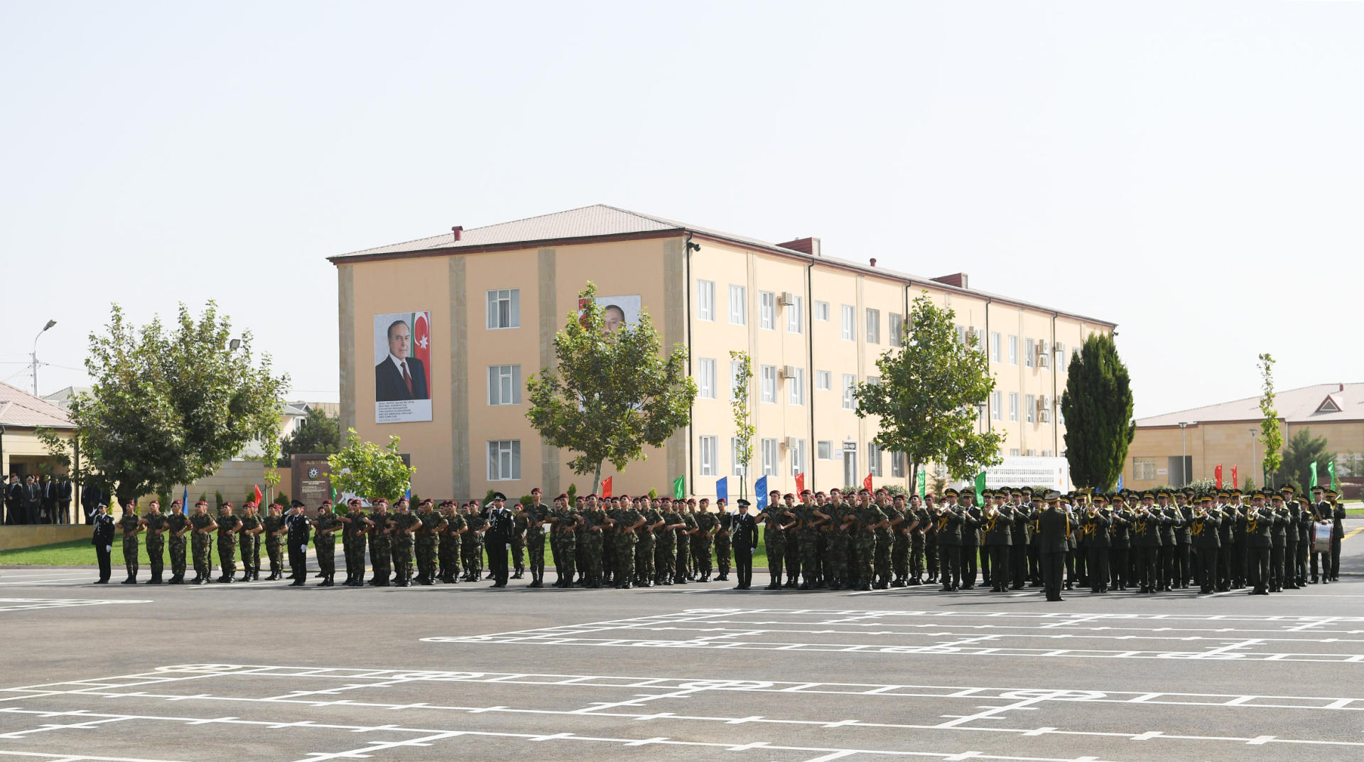 Президент Ильхам Алиев и Первая леди Мехрибан Алиева приняли участие в церемонии принятия присяги молодыми солдатами Службы государственной безопасности Азербайджана (ФОТО)