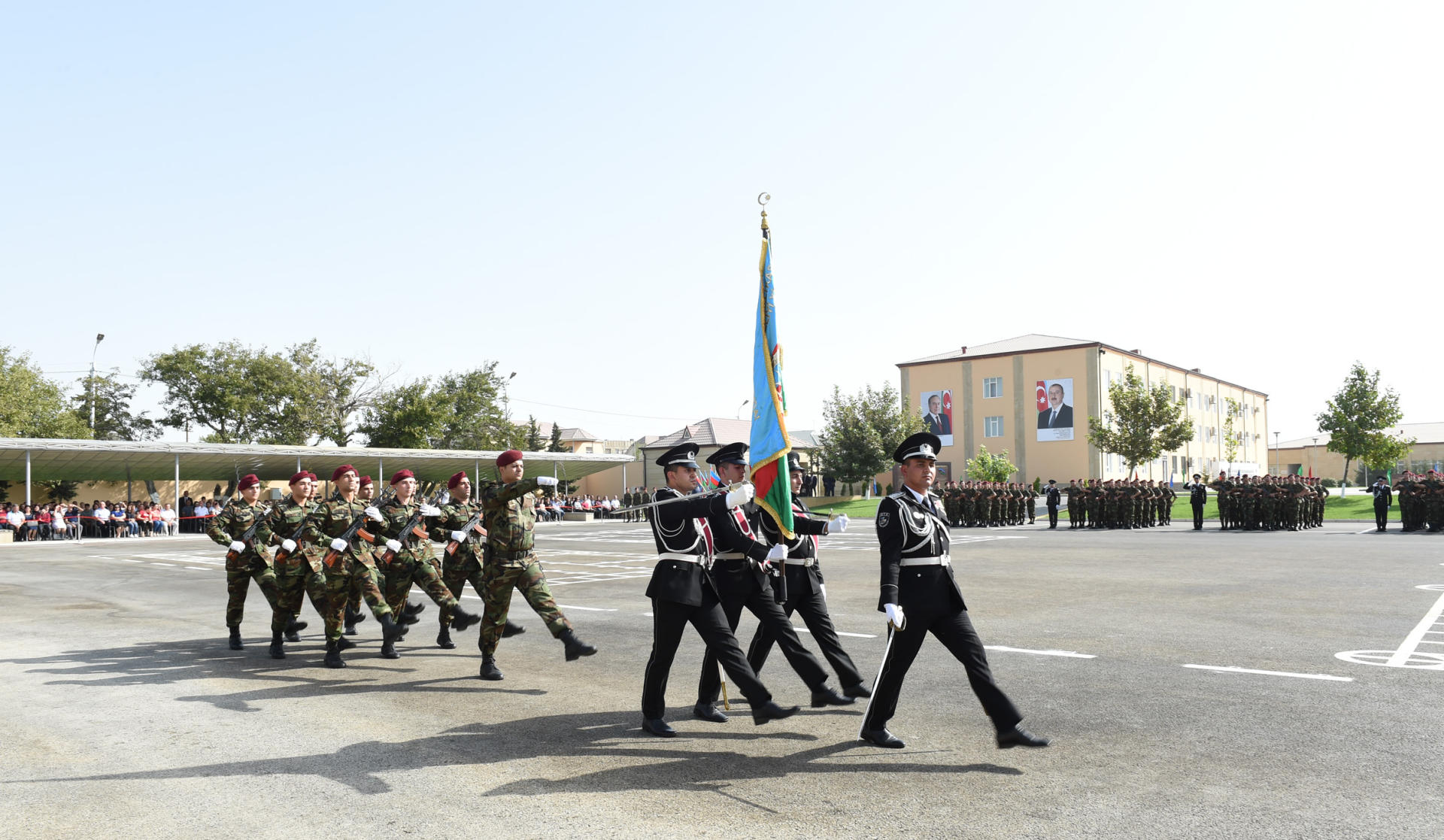 Президент Ильхам Алиев и Первая леди Мехрибан Алиева приняли участие в церемонии принятия присяги молодыми солдатами Службы государственной безопасности Азербайджана (ФОТО)