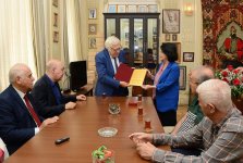 Народный писатель Анар Рзаев удостоен медали "Узеир Гаджибейли" (ФОТО)