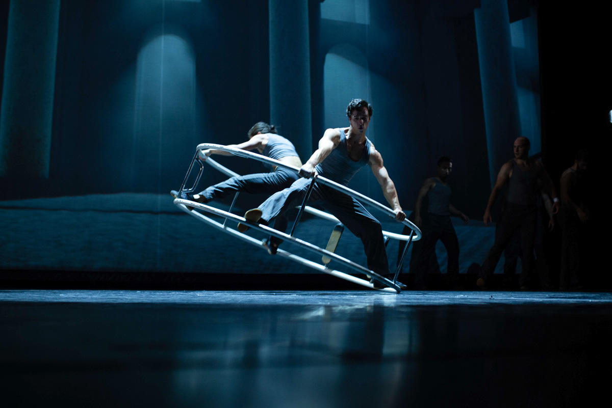 В Баку появился город-цирк! Потрясающее шоу Cirque Eloize из Канады   (ФОТО)