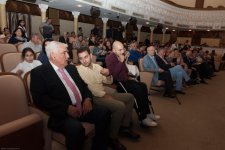 В Баку встретились 40-летние одноклассники – все завершилось овациями (ФОТО)