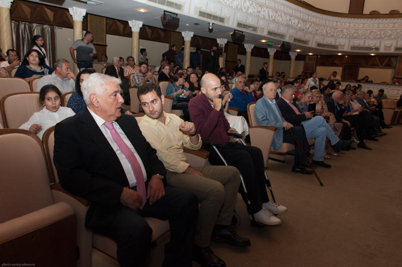 В Баку встретились 40-летние одноклассники – все завершилось овациями (ФОТО)