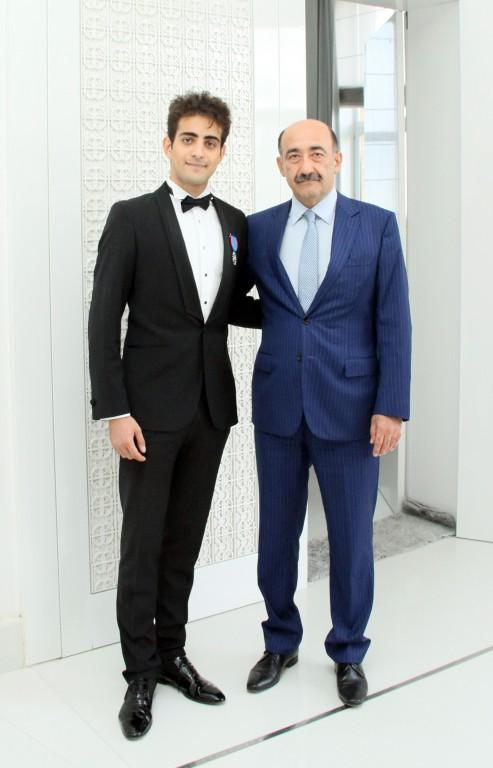 Эльвину Ходжа Ганиеву вручены удостоверение заслуженного артиста Азербайджана и нагрудный знак (ФОТО)