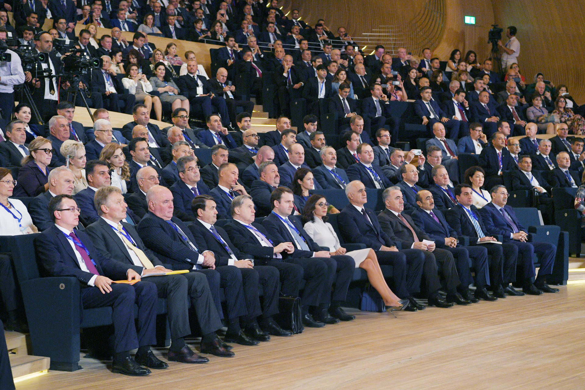 Президенты Ильхам Алиев и Владимир Путин приняли участие в официальной церемонии открытия IX Азербайджано-российского межрегионального форума в Баку (ФОТО)