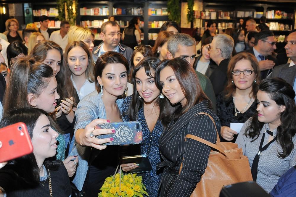 На вечере поэзии Насими состоялась презентация книг вице-президента Фонда Гейдара Алиева Лейлы Алиевой (ФОТО)