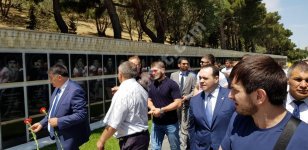 Медийные лица Азербайджана надели папаху в честь победы Хабиба над Конором (ВИДЕО, ФОТО)