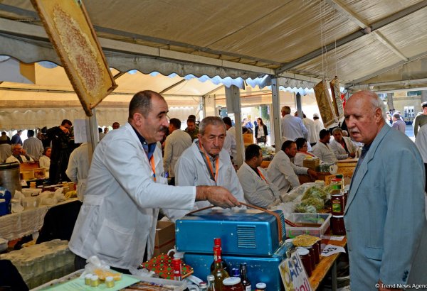 В последний день ярмарки меда в Баку пчеловоды снизили цены