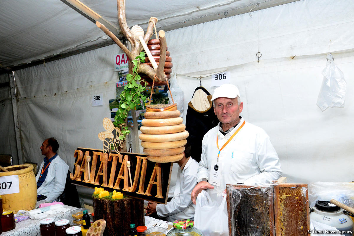 В Баку проходит очередная ярмарка меда (ФОТОРЕПОРТАЖ)