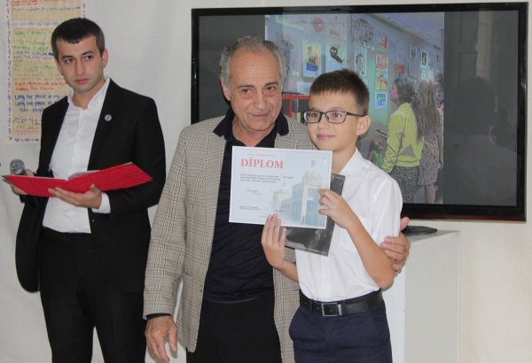 Чистые цвета в Баку (ФОТО)