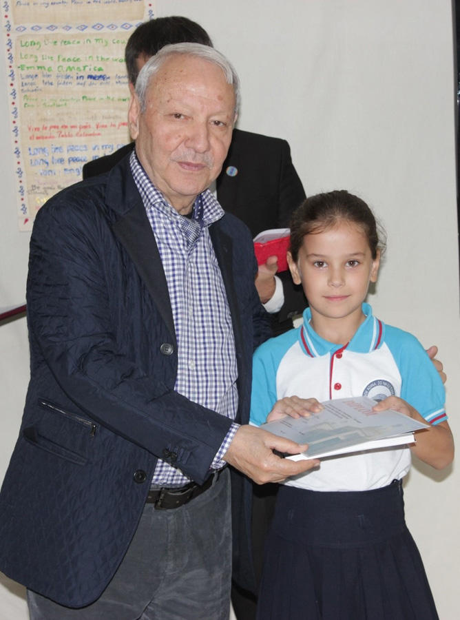 Чистые цвета в Баку (ФОТО)