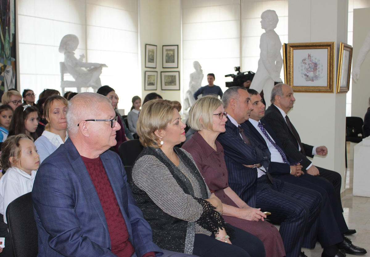 Чистые цвета в Баку (ФОТО)