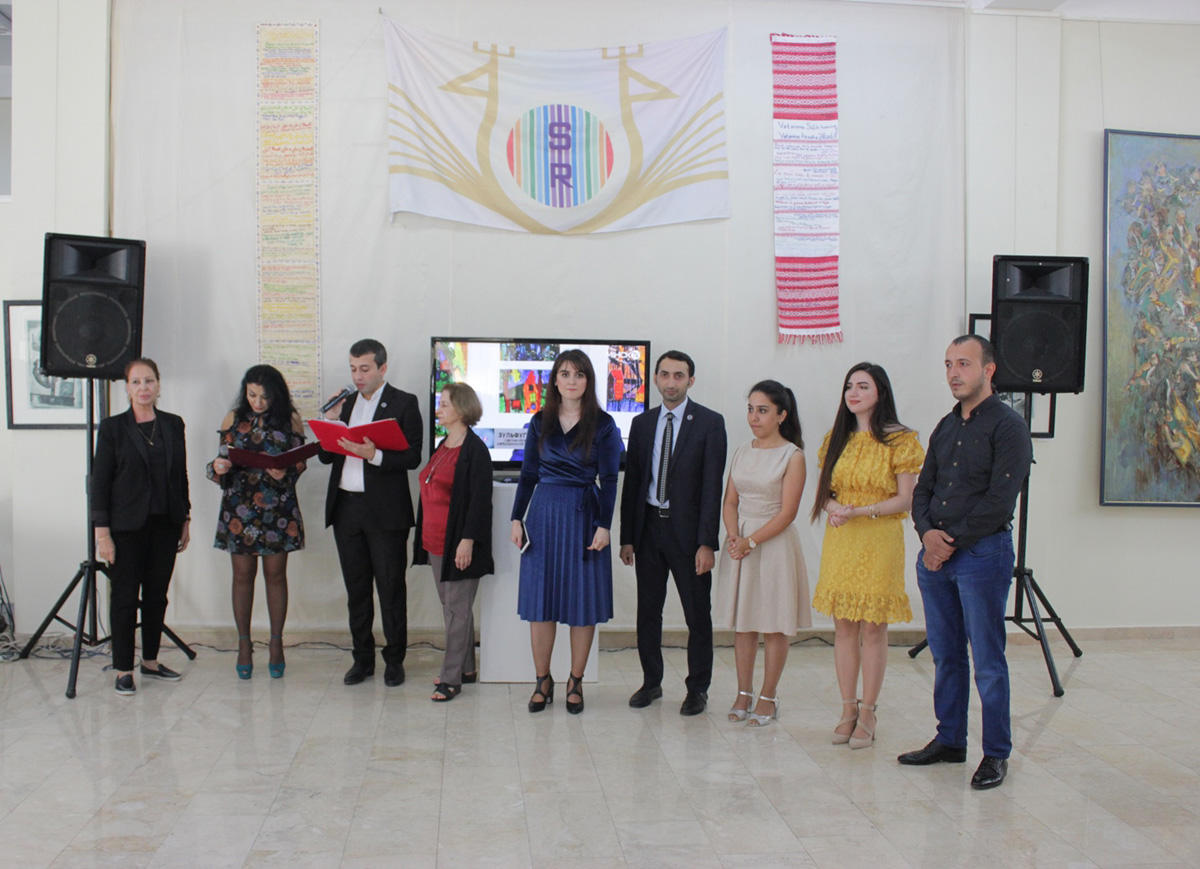 Чистые цвета в Баку (ФОТО)