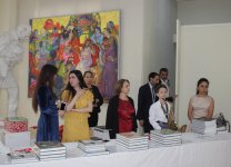 Чистые цвета в Баку (ФОТО)