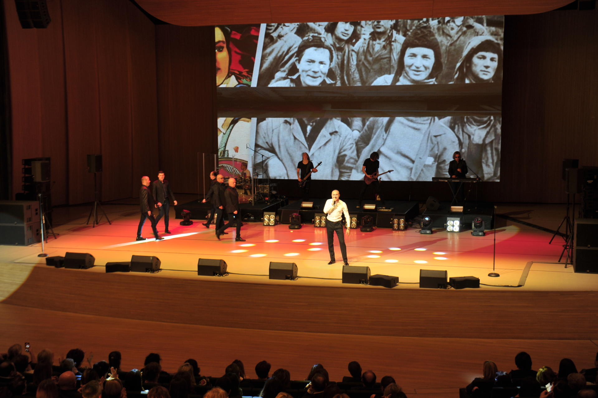 В Центре Гейдара Алиева состоялся потрясающий концерт первой в мире арт-группы "Хор Турецкого" (ФОТО)