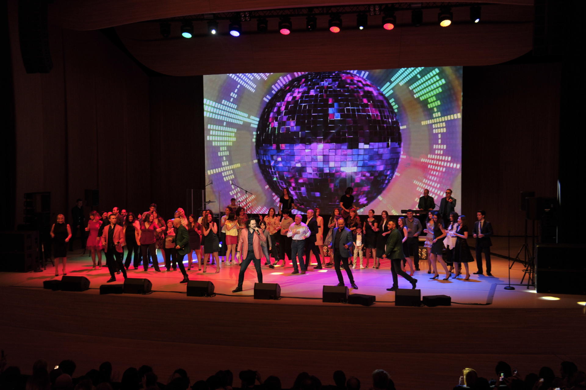 В Центре Гейдара Алиева состоялся потрясающий концерт первой в мире арт-группы "Хор Турецкого" (ФОТО)