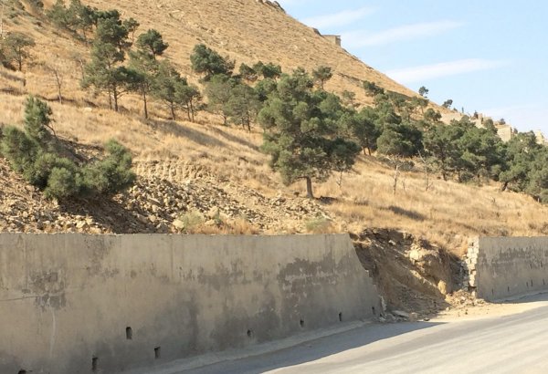 На Баилово в Баку активизировался оползневый процесс, движение в зоне оползня ограничено