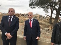 Вице-премьер и другие официальные лица находятся в оползневой зоне в Баку (ФОТО)