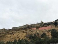 Вице-премьер и другие официальные лица находятся в оползневой зоне в Баку (ФОТО)