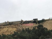 Вице-премьер и другие официальные лица находятся в оползневой зоне в Баку (ФОТО)