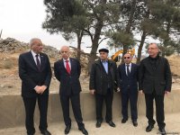 Вице-премьер и другие официальные лица находятся в оползневой зоне в Баку (ФОТО)