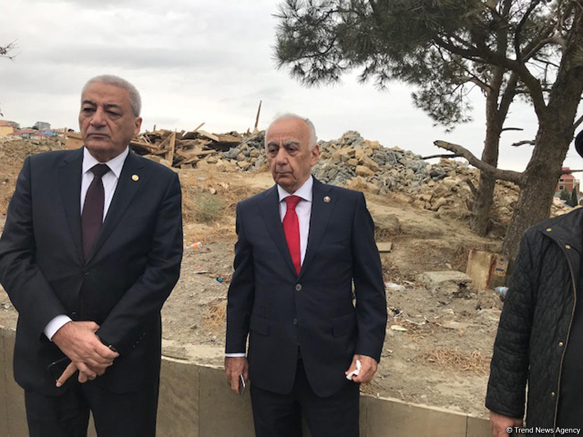 Вице-премьер и другие официальные лица находятся в оползневой зоне в Баку (ФОТО)