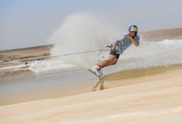 Российский вейкбордист прокатился по азербайджанскому Мертвому морю (ВИДЕО, ФОТО)
