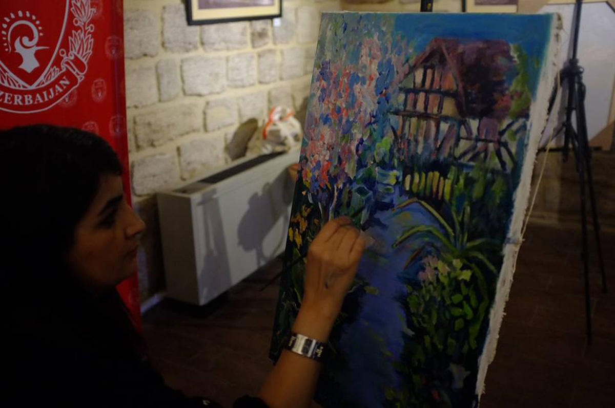 Яркая прогулка по Великобритании не уезжая из Баку (ФОТО)