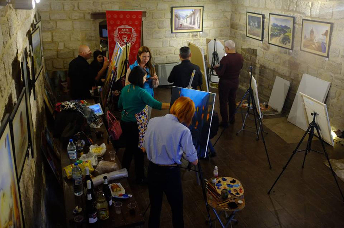 Яркая прогулка по Великобритании не уезжая из Баку (ФОТО)