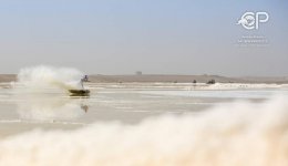 Российский вейкбордист прокатился по азербайджанскому Мертвому морю (ВИДЕО, ФОТО)