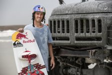 Российский вейкбордист прокатился по азербайджанскому Мертвому морю (ВИДЕО, ФОТО)