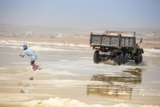 Российский вейкбордист прокатился по азербайджанскому Мертвому морю (ВИДЕО, ФОТО)