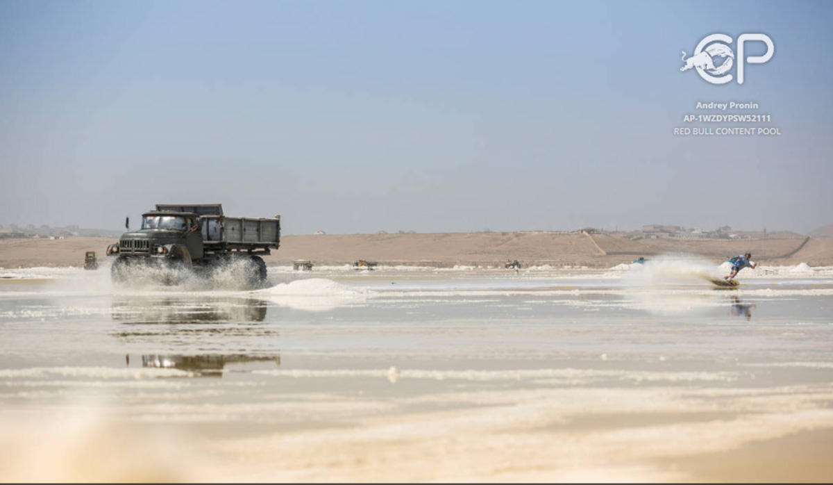 Российский вейкбордист прокатился по азербайджанскому Мертвому морю (ВИДЕО, ФОТО)