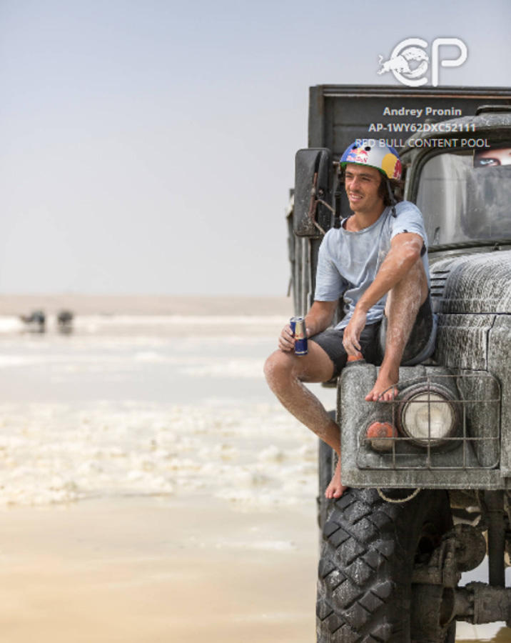 Российский вейкбордист прокатился по азербайджанскому Мертвому морю (ВИДЕО, ФОТО)