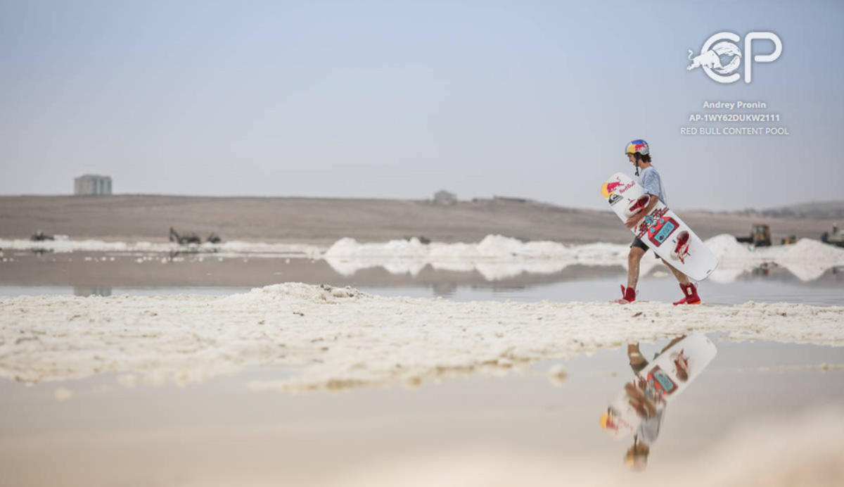 Российский вейкбордист прокатился по азербайджанскому Мертвому морю (ВИДЕО, ФОТО)