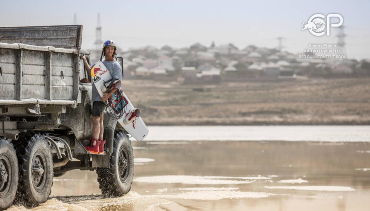 Российский вейкбордист прокатился по азербайджанскому Мертвому морю (ВИДЕО, ФОТО)