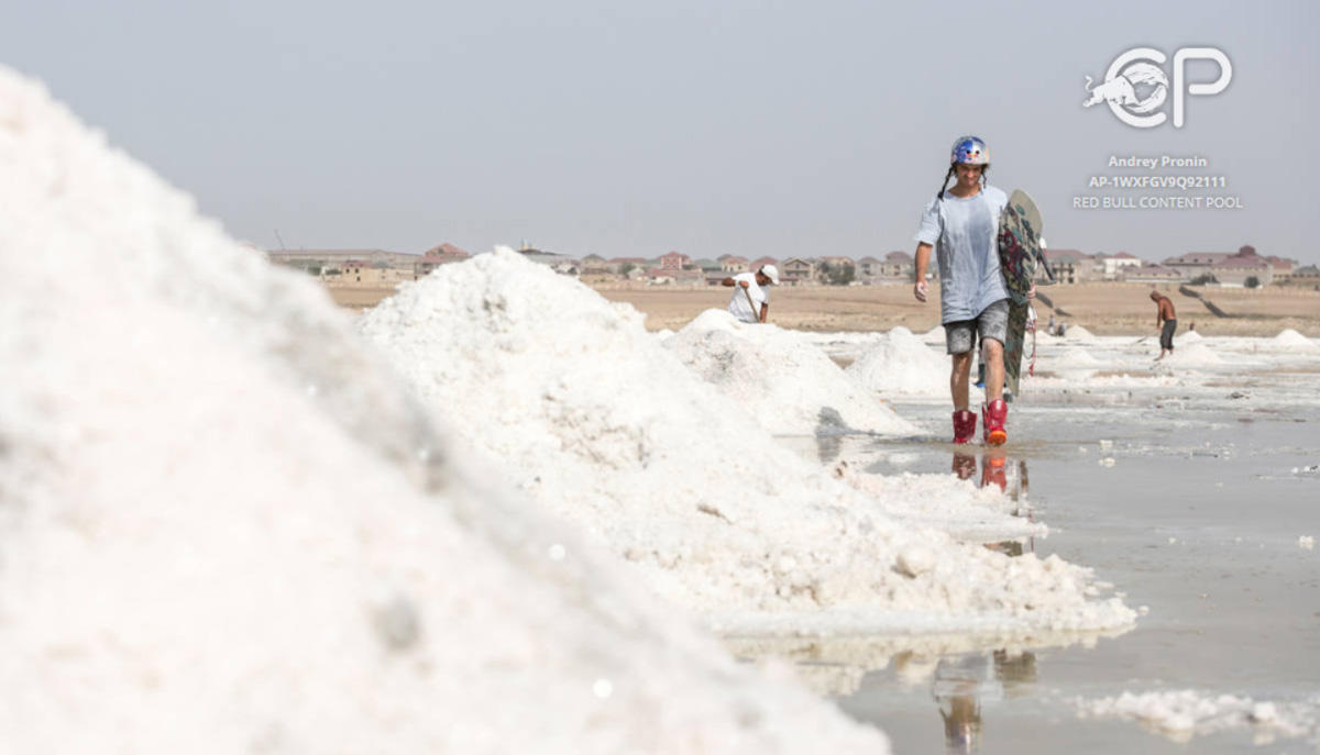 Российский вейкбордист прокатился по азербайджанскому Мертвому морю (ВИДЕО, ФОТО)