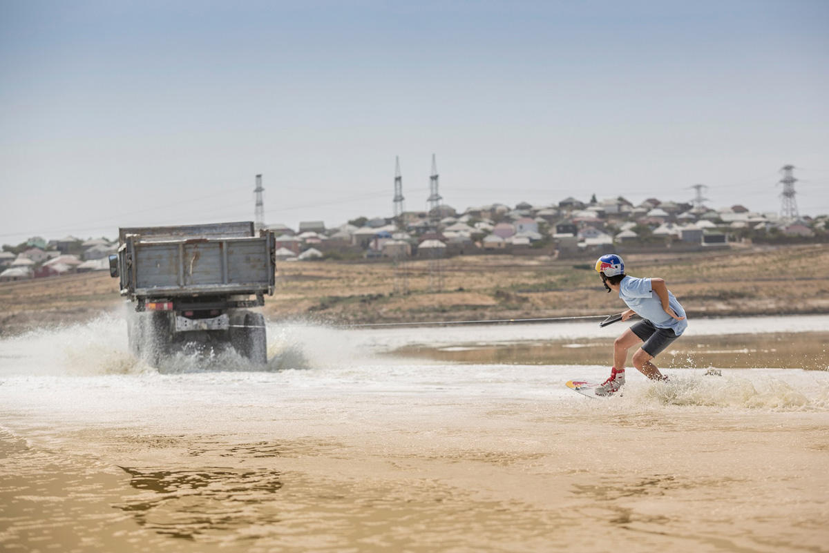 Российский вейкбордист прокатился по азербайджанскому Мертвому морю (ВИДЕО, ФОТО)