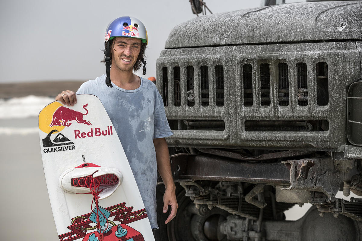 Российский вейкбордист прокатился по азербайджанскому Мертвому морю (ВИДЕО, ФОТО)