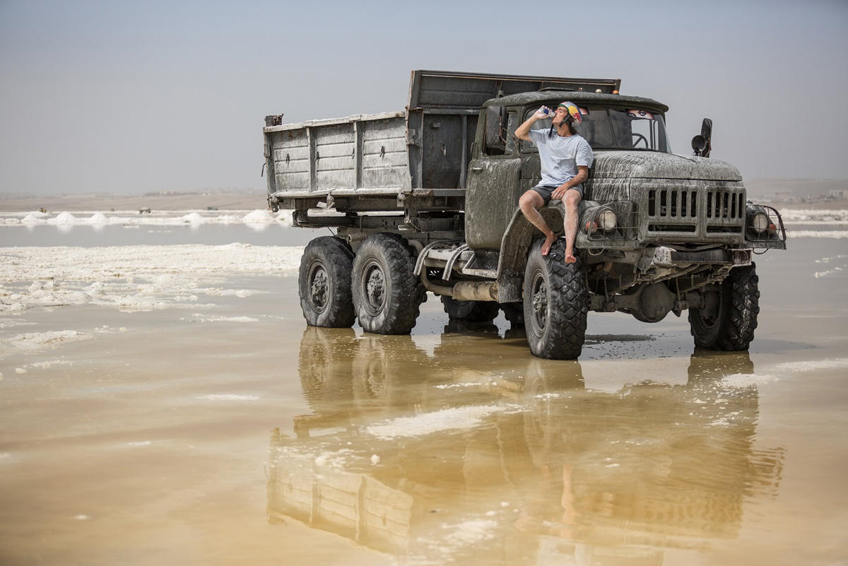 Российский вейкбордист прокатился по азербайджанскому Мертвому морю (ВИДЕО, ФОТО)