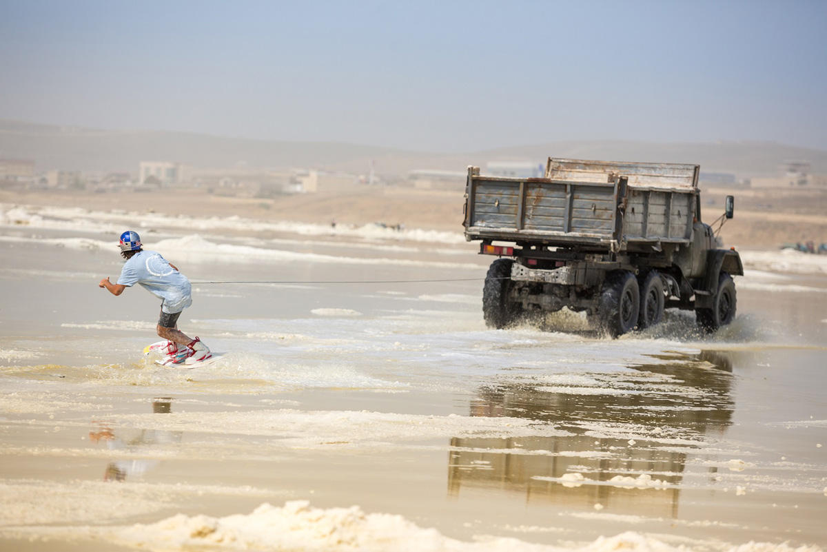 Российский вейкбордист прокатился по азербайджанскому Мертвому морю (ВИДЕО, ФОТО)