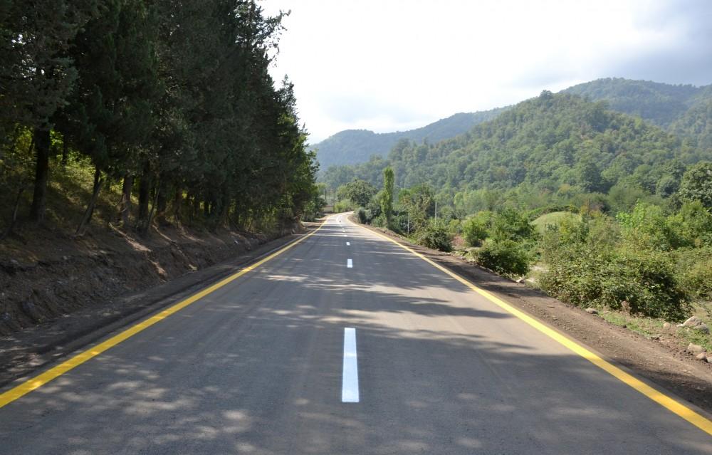 Президент Ильхам Алиев и Первая леди Мехрибан Алиева приняли участие в открытии после реконструкции автодороги в Лянкяране (ФОТО)