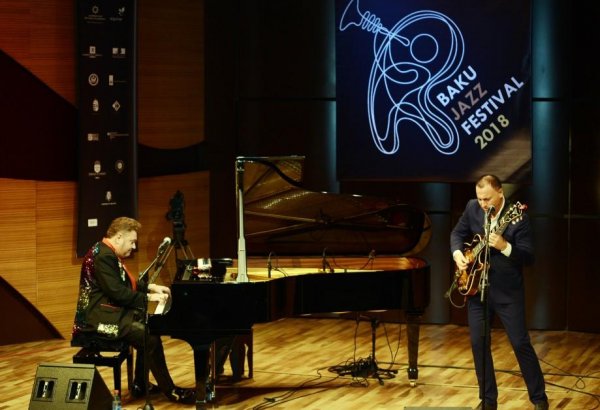 "Разрушитель фортепьяно" выступил в Баку (ФОТО)