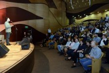 "Разрушитель фортепьяно" выступил в Баку (ФОТО)