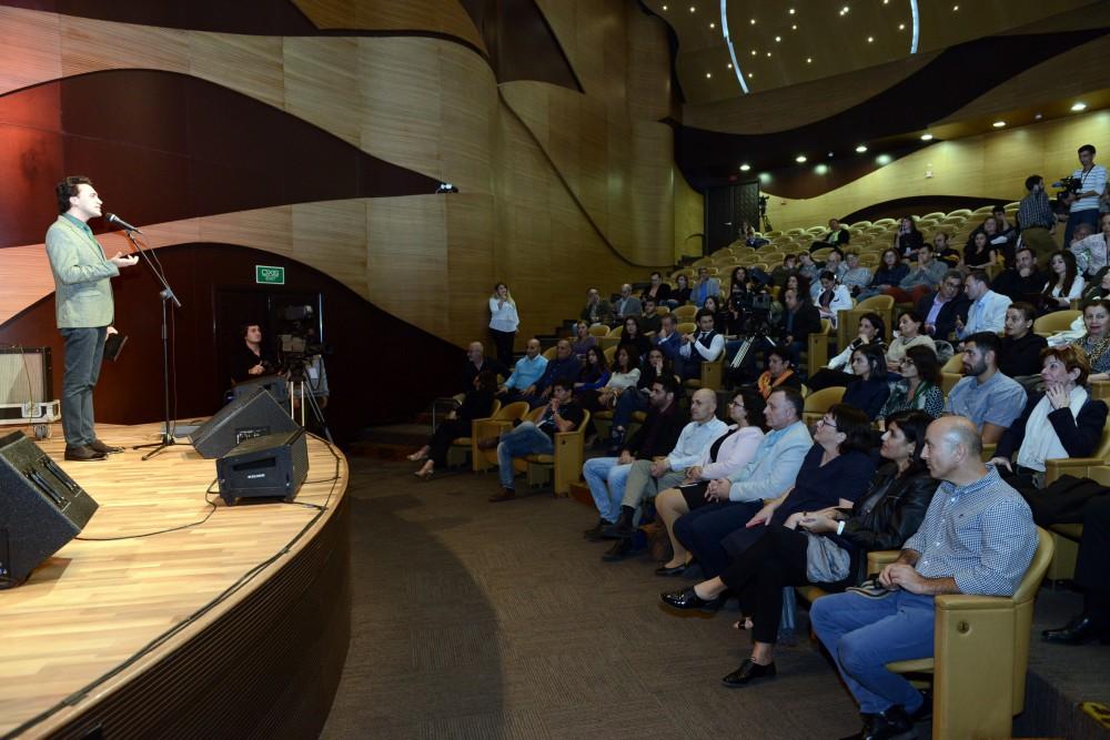 "Разрушитель фортепьяно" выступил в Баку (ФОТО)