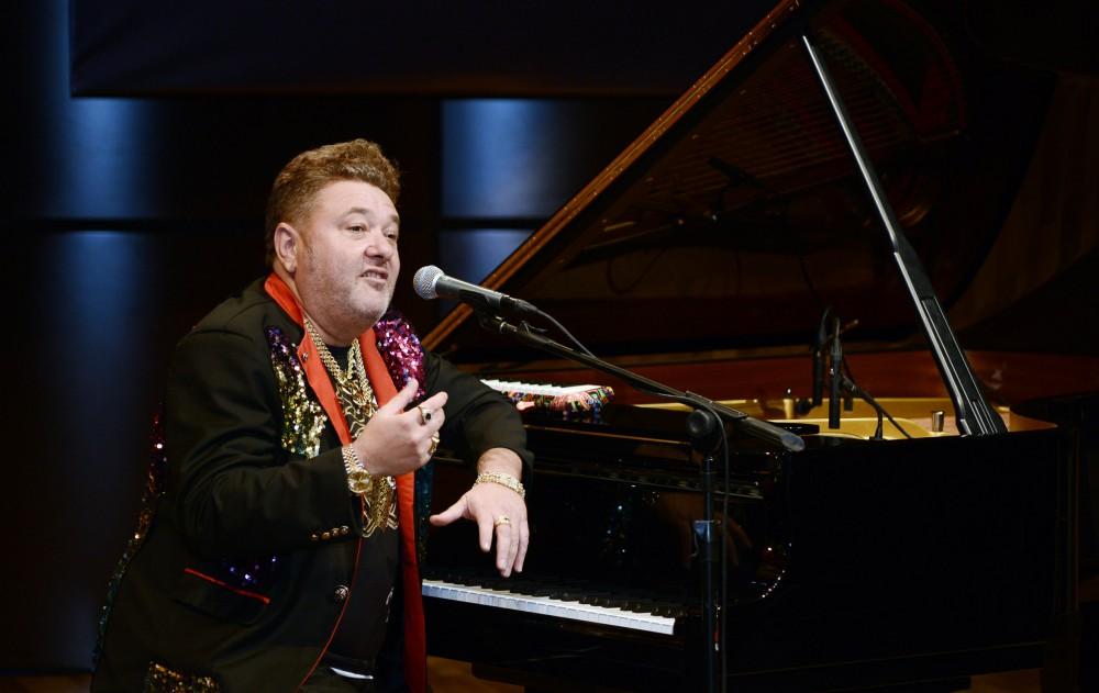 "Разрушитель фортепьяно" выступил в Баку (ФОТО)