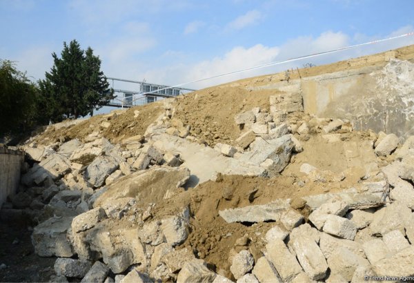 В Азербайджане спасли  из-под завалов двух человек