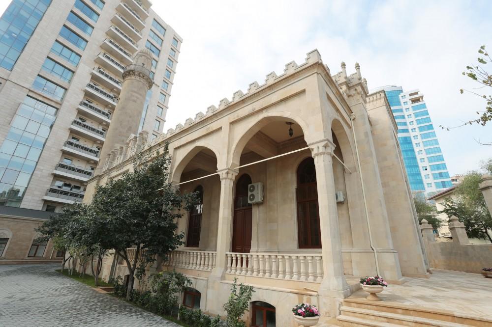 Первый вице-президент Мехрибан Алиева приняла участие в открытии после реставрации мечети Имама Хусейна (ФОТО)